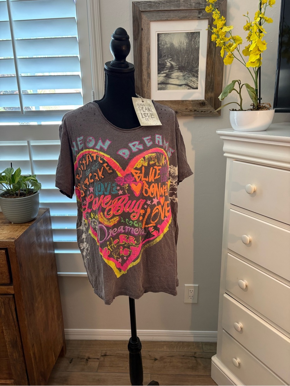 Magnolia Pearl NWT Neon Dreams Tee in Ozzy, OS